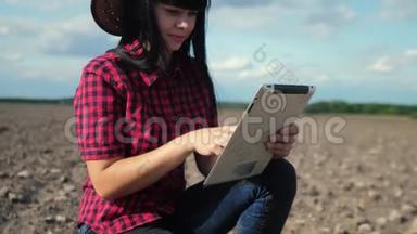 <strong>智慧</strong>生态是一种收获农业的耕作理念。 女农民用数字平板电脑研究田野里的泥土